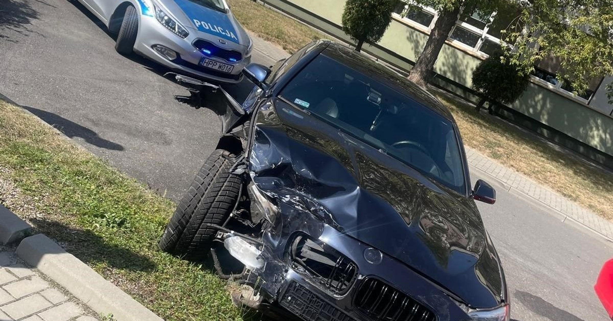 Pijackie wyczyny kierowcy BMW. Uszkodził 6 zaparkowanych samochodów