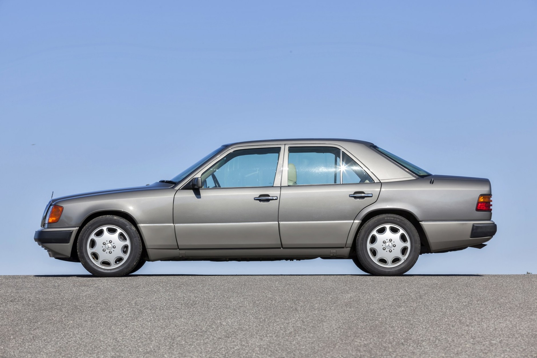 Starsze auta wyposażone w mechaniczny wtrysk paliwa nie powinny jeździć na E10. Obecnie jednak taki rodzaj wtrysku to już rzadkość, wiele podobnych starych aut ma też wtrysk elektroniczny