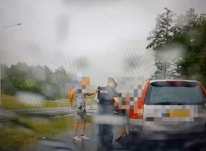 Jechał wężykiem Volvo z kierownicą po prawej stronie. Zareagował policjant na urlopie [WIDEO]