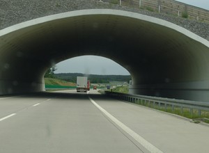 Spieszyli się do szpitala, ale nie zdążyli. Nietypowy przypadek na autostradzie A1