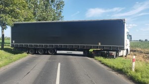 Sparaliżował ruch na drodze wojewódzkiej. Fatalna decyzja kierowcy tira