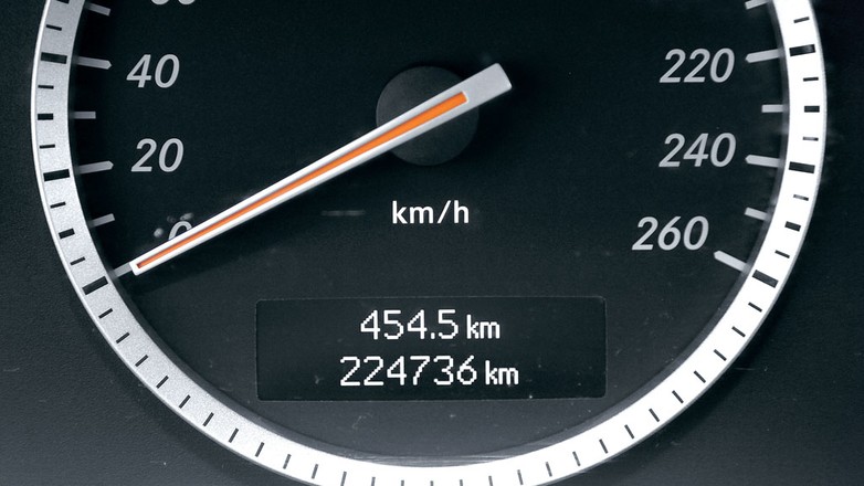 Oszustwa sprzedawców aut. Czy nadal kręcą liczniki?
