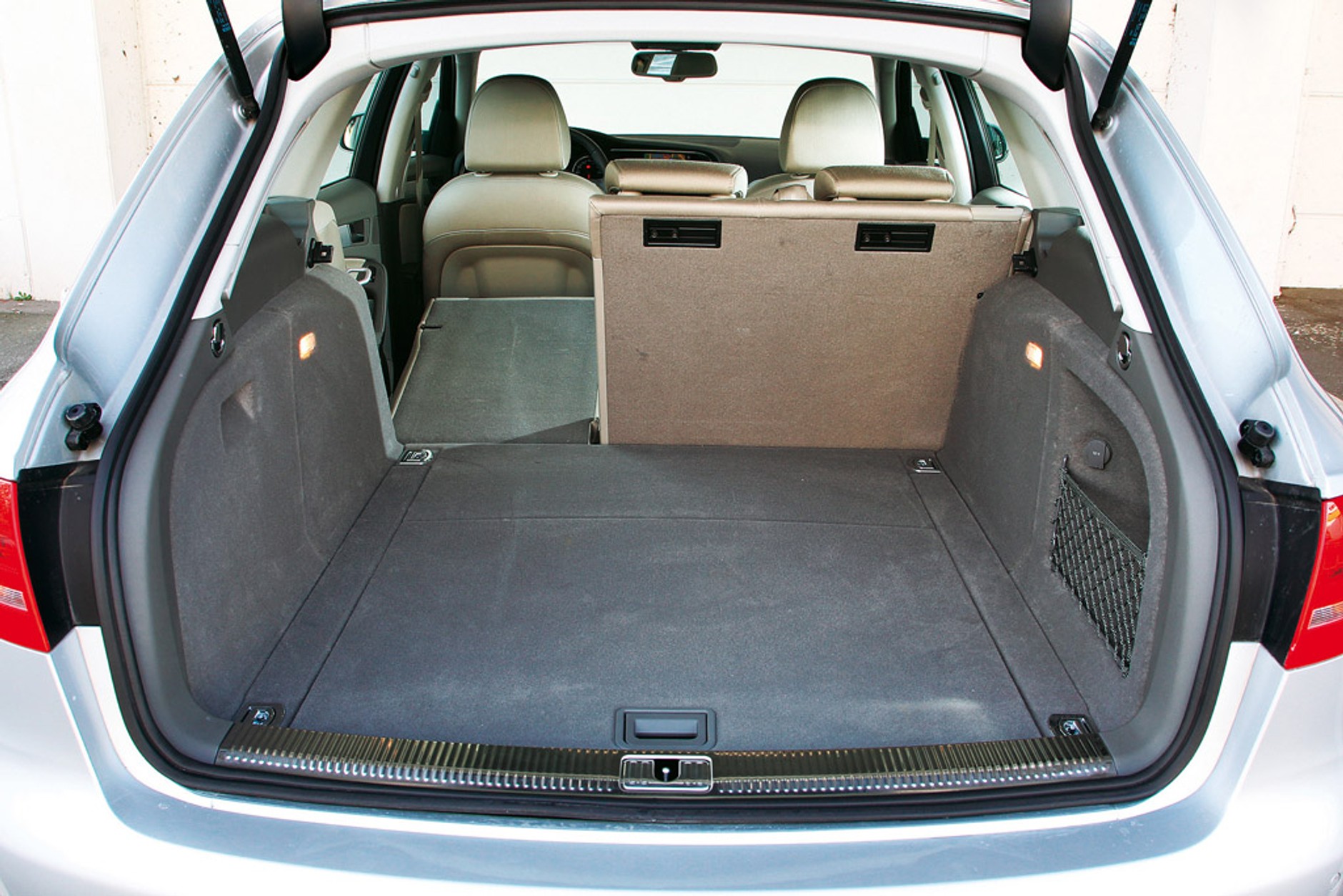 BMW 320d kontra Audi A4 i Volvo V60: sprawdzamy, czy warto kupić kombi klasy premium?