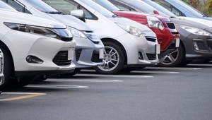 150, a nawet 300 zł za parkowanie – opłaty żądają po fakcie. Czy to legalne?