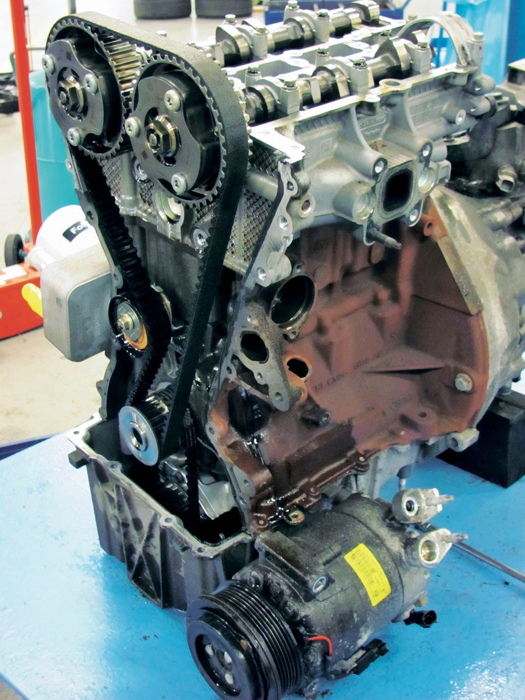 Silnik Forda 1.0 EcoBoost to jedna z pierwszych wielkoseryjnych jednostek z paskiem zębatym pracującym w oleju. 