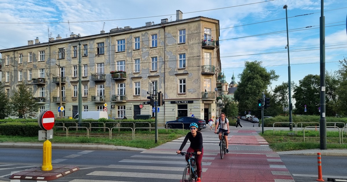 Przejazd rowerowy przez ulicę Dietla w pobliżu mostu Grunwaldzkiego
