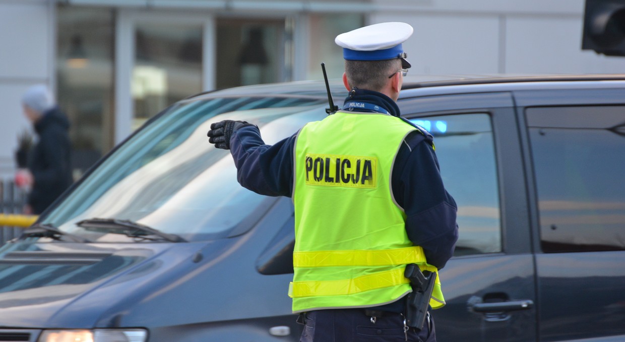 Policjant za kierownicą twojego auta. To dozwolone w określonych sytuacjach