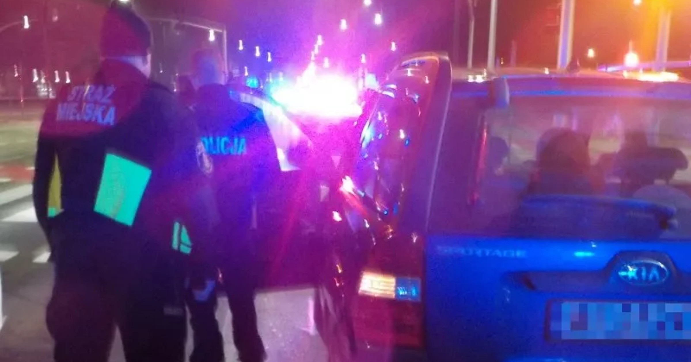 Kierowca zasnął, czekając na zielone światło. Był pijany