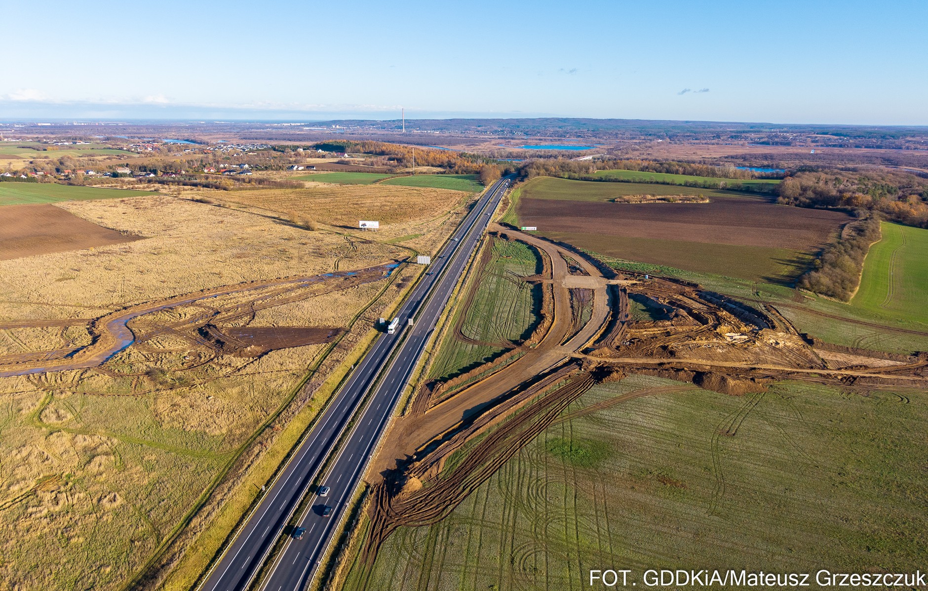 Widok na budowę węzła Kołbaskowo - widoczny bypass wzdłuż autostrady