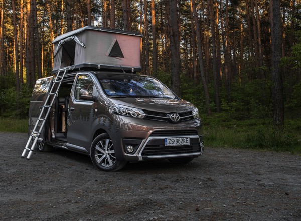 Wystarczą cztery śruby, czyli jak przerobić Toyotę Proace Verso na kampera