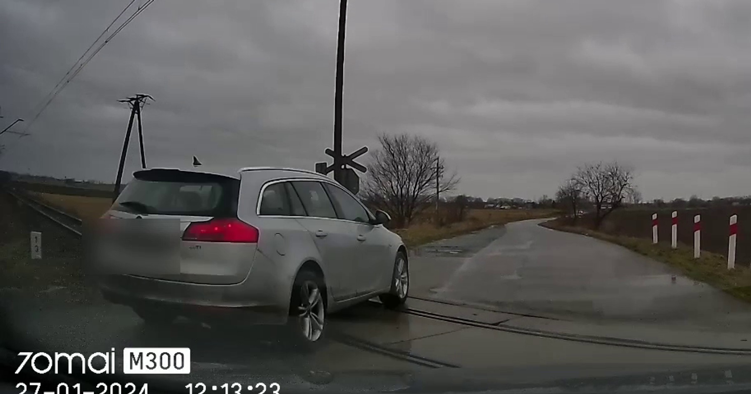 Zrobił to na przejeździe kolejowym. Wszystko się nagrało [WIDEO]