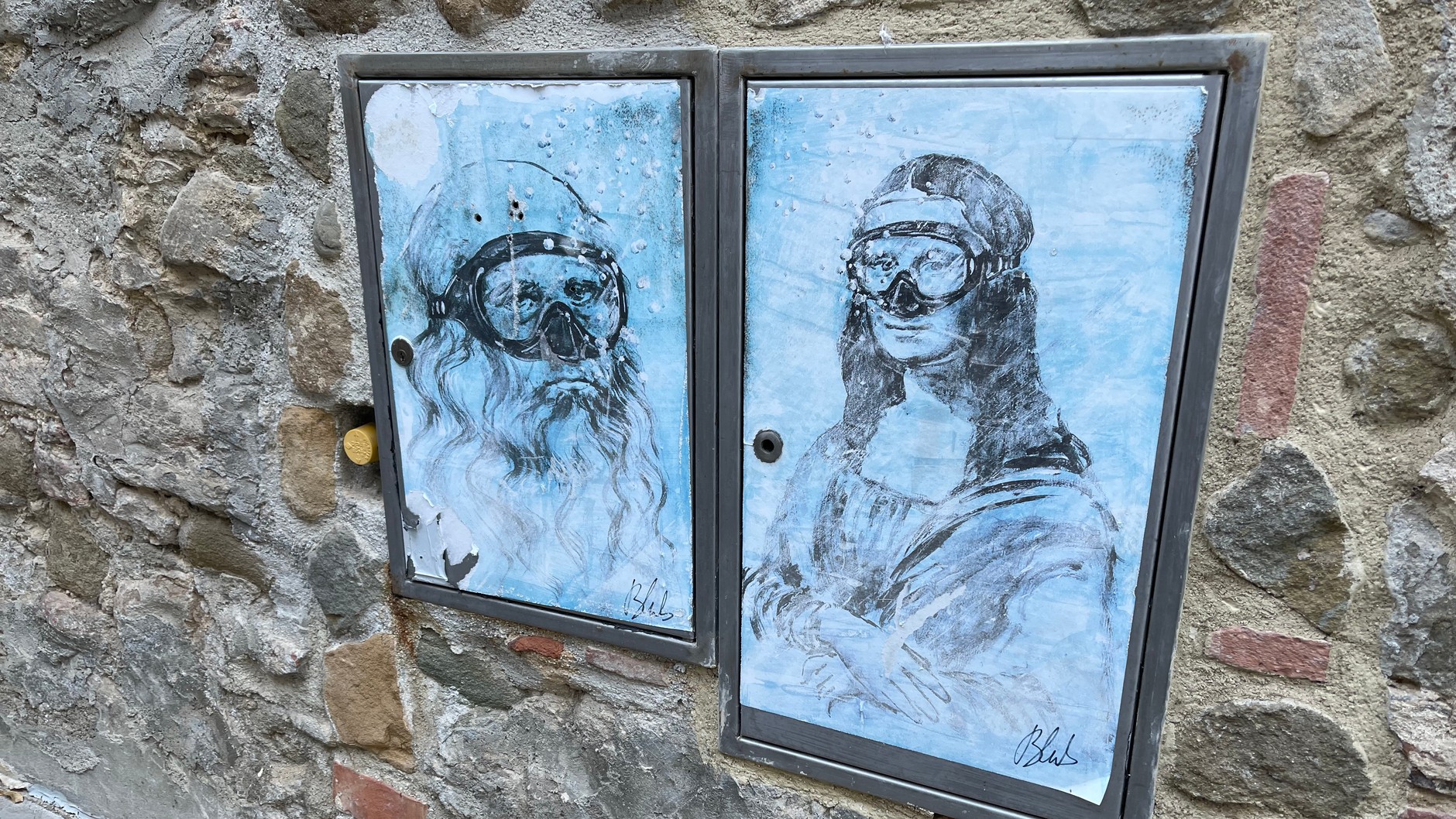 Sztuka uliczna to popularne zjawisko w toskańskich miastach. Tu akurat fantazja na temat Leonarda i Mona Lizy – oczywiście, w Vinci