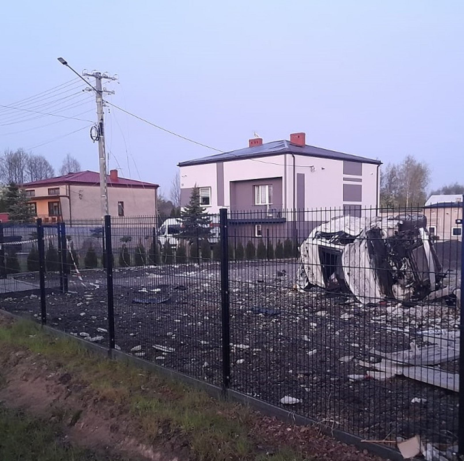 Wjechała w trzy posesje, dwa słupy energetyczne i jedno auto. Była pijana