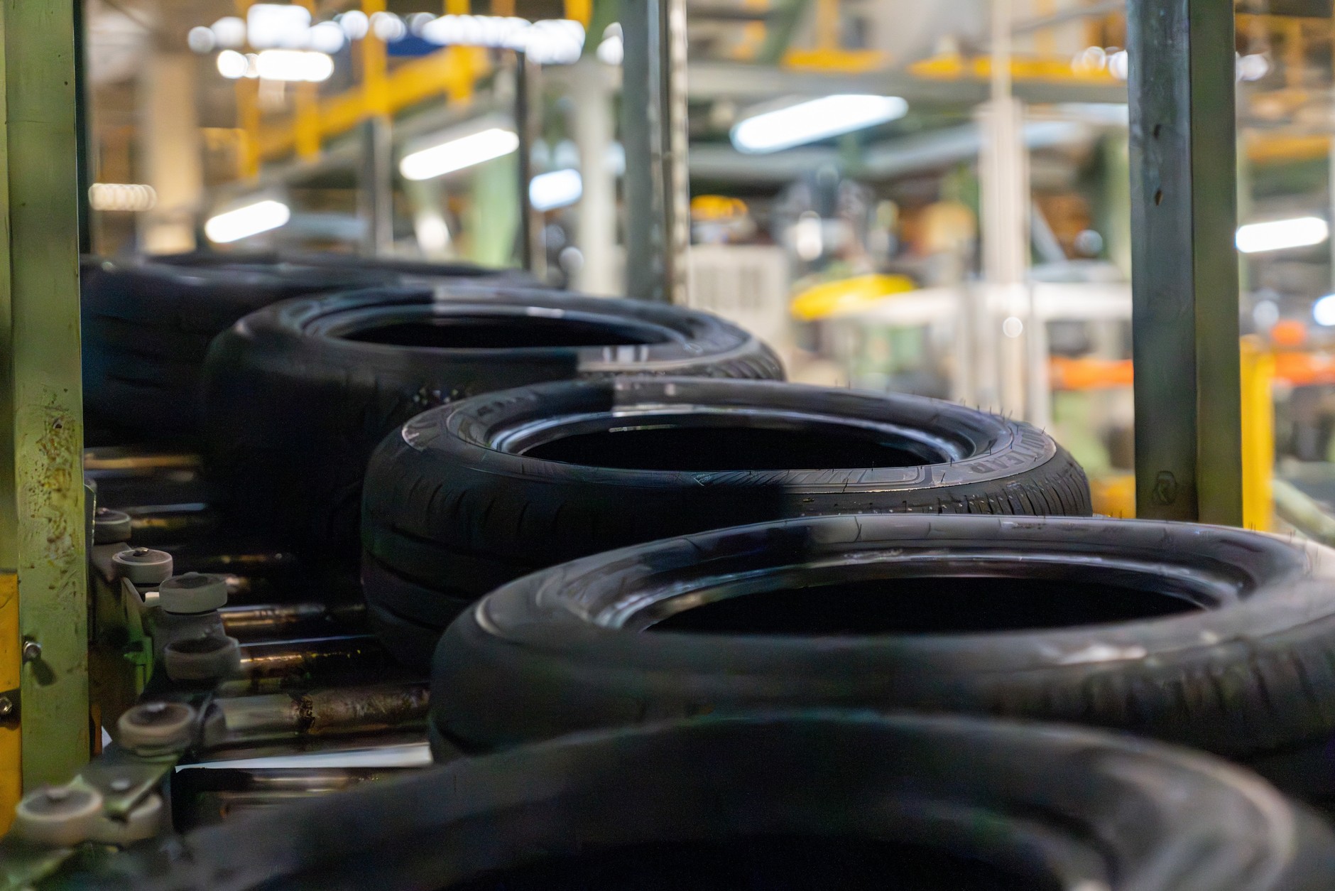 Produkcja opon w fabryce w Dębicy