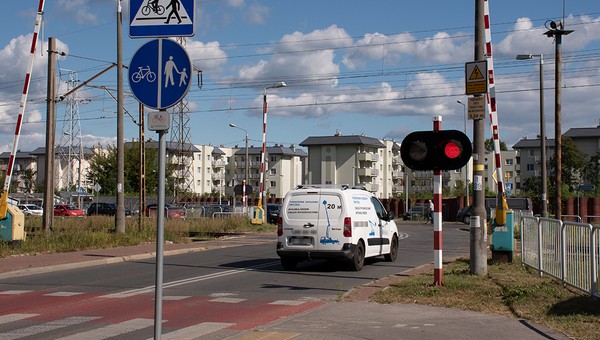 Za wjazd na czerwonym świetle na przejazd kolejowy już wkrótce grozić będzie nie tylko wysoki mandat, ale i zabranie prawa jazdy na trzy miesiące. 