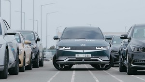Ten samochód dosłownie skręca w miejscu. Nowa technologia ułatwia parkowanie [WIDEO]