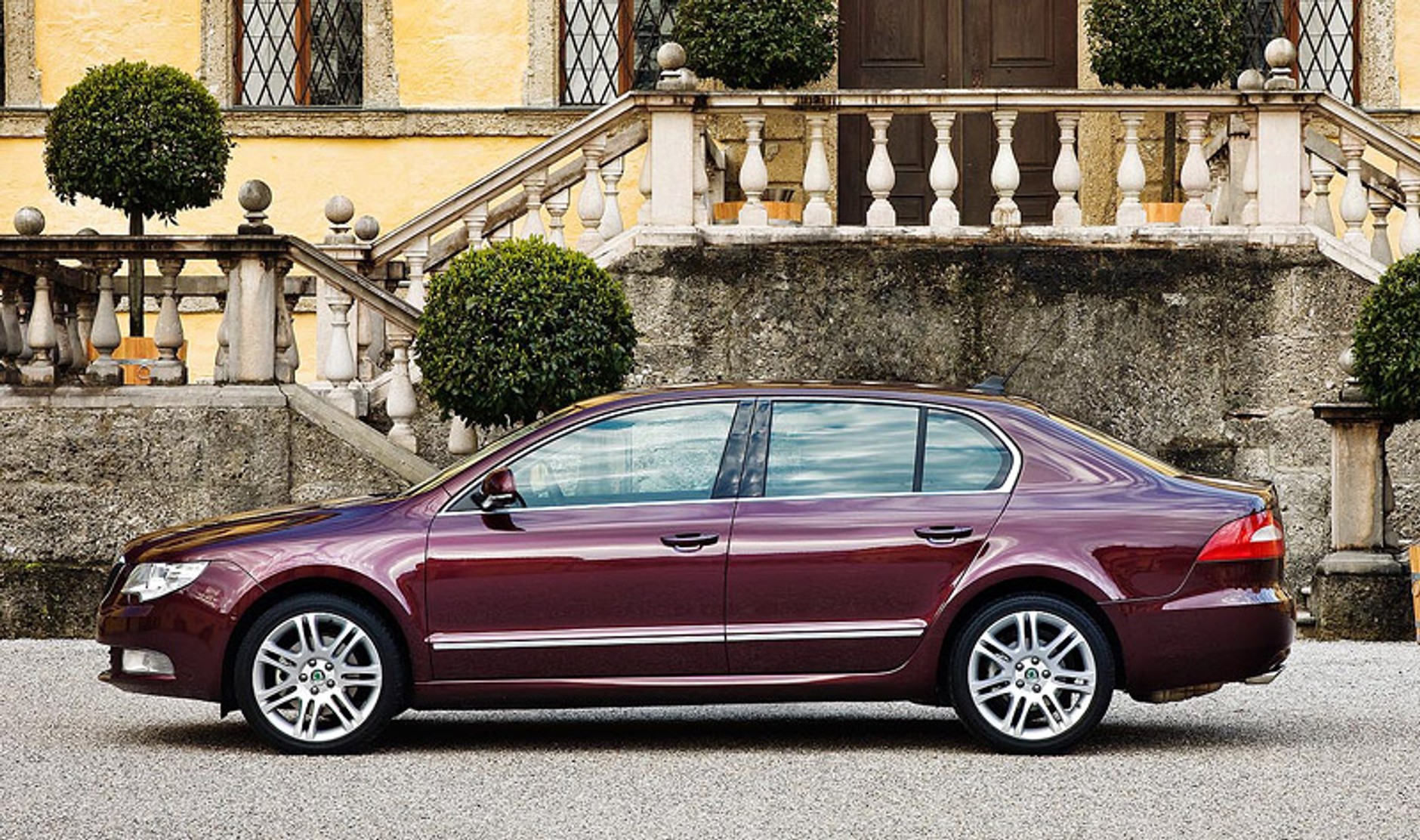 Škoda Superb: 4 lata gwarancji, 120 tys. km i bezpłatny serwis!