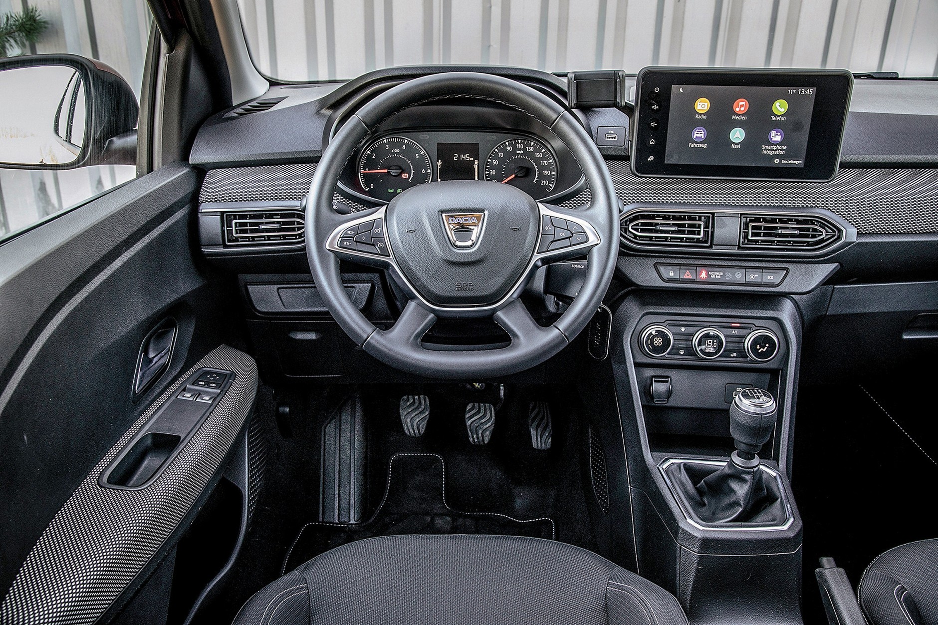 5 aut od 50 000 zł - kokpit Dacii Sandero