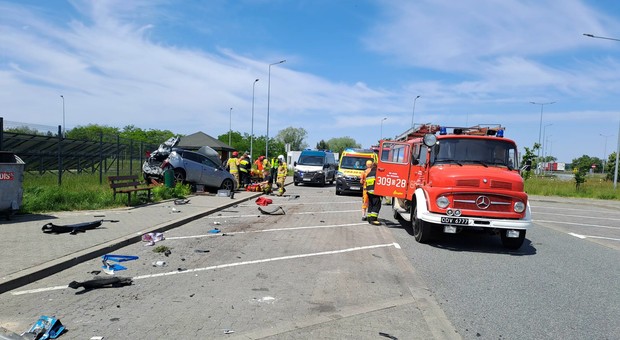 Kierowca ciężarówki staranował samochód. Inspektorzy ITD natychmiast ruszyli na pomoc