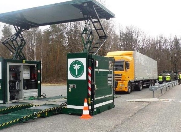 Prezydent podpisał ustawę wprowadzającą mobilną kontrolę autobusów i ciężarówek