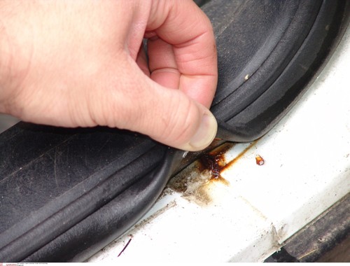 Jeśli na wierzchu widać rdzę lub pękającą szpachlę, to pod spodem może być tylko gorzej. Tzw. poprawki blacharsko-lakiernicze kończą się z reguły albo kompleksowym remontem, albo wysyłką auta do stacji demontażu.