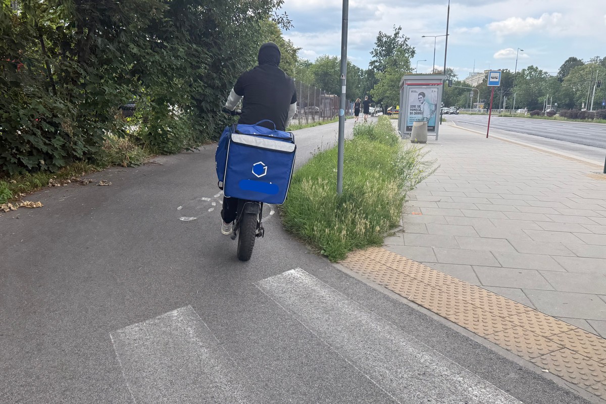 Motorowerem na ścieżce rowerowej? Nie wolno, ale można. Policja bezradna
