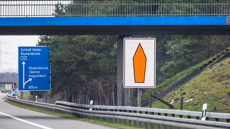 Pomarańczowa strzałka przy niemieckiej autostradzie