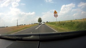 Dwa znaki drogowe na jednym słupie: co to zmienia?