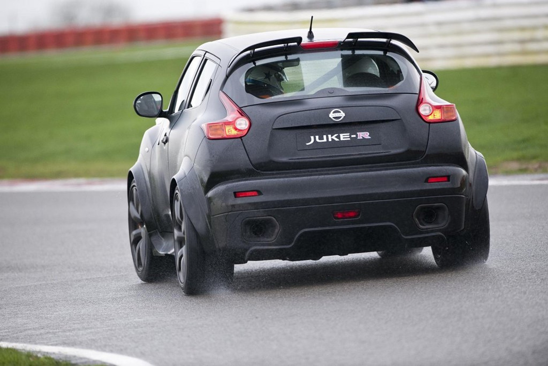 Nissan Juke-R już na torze