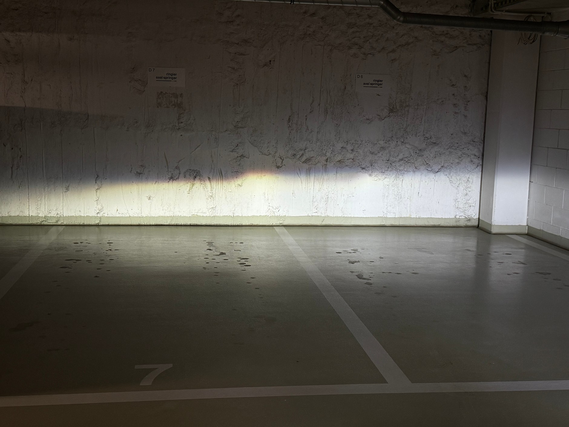 Granica światła i cienia jest, niesymetryczna wiązka światła jest – a zatem takie nielegalne LED-y świecą bardziej legalnie niż niektóre amerykańskie auta sprzedawane w polskich salonach na podstawie lipnych homologacji