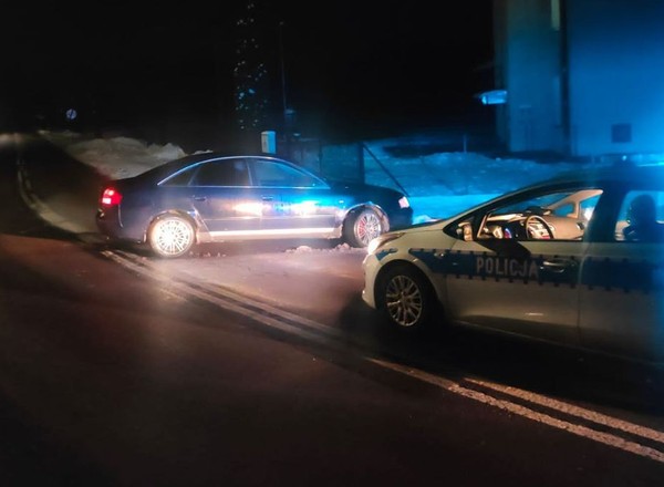 Próbował wyjechać z zaspy. 23-latka powstrzymał inny kierowca