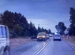 Kierowca ciężarówki nie spodziewał się, kto za nim jedzie i wszystko obserwuje [WIDEO]