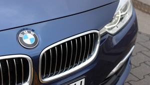 Prawie 3 tys. nowych BMW wrasta na placu od 2015 r. O co chodzi?