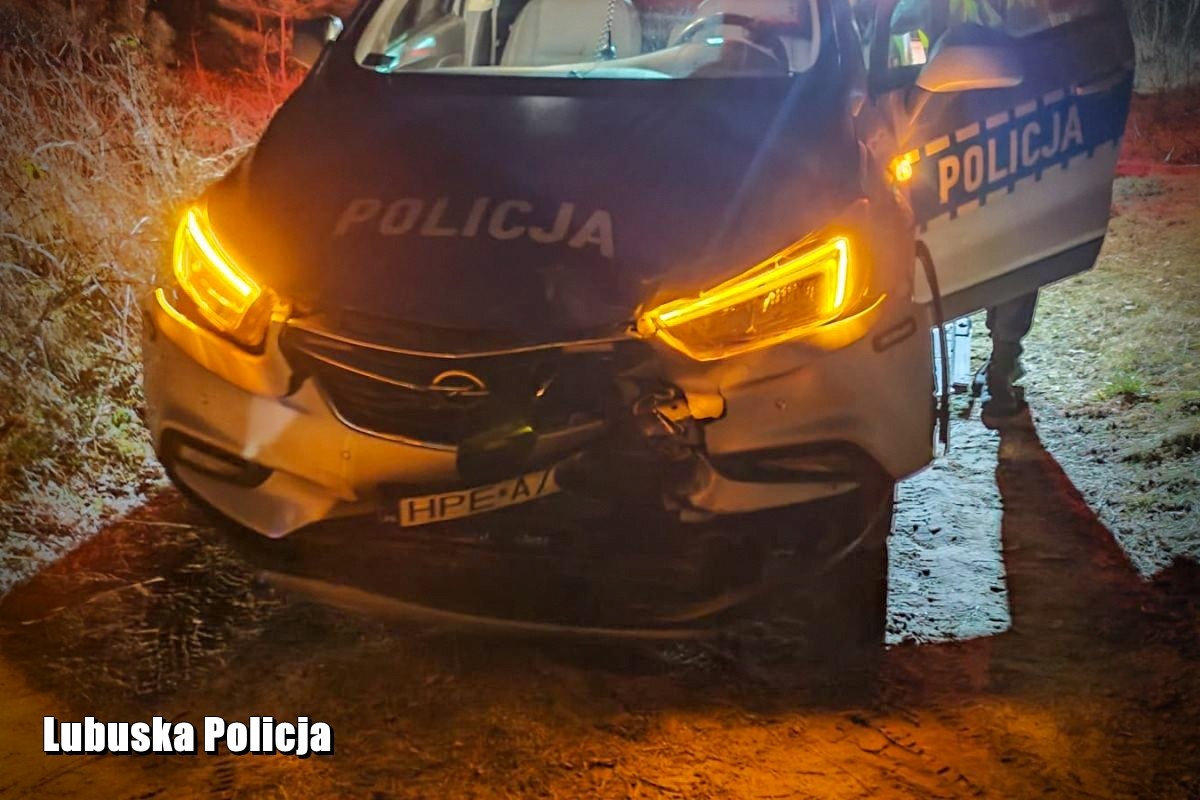 Pijany staranował busem radiowóz i zamknął się w samochodzie
