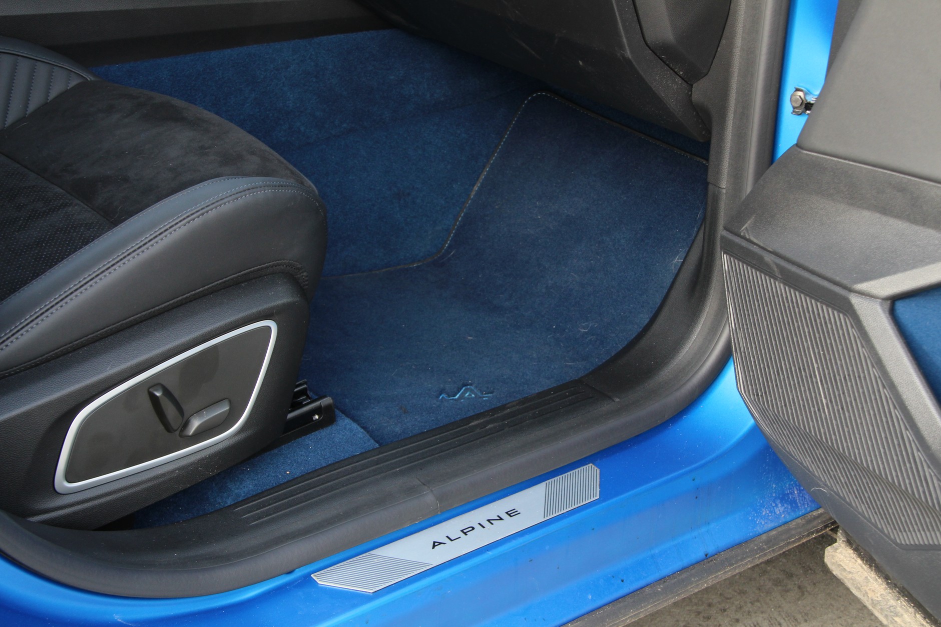 Renault Rafale E-Tech 300 ma elektryczną regulacja obu foteli podobnie jak Toyota RAV4 Plug-in