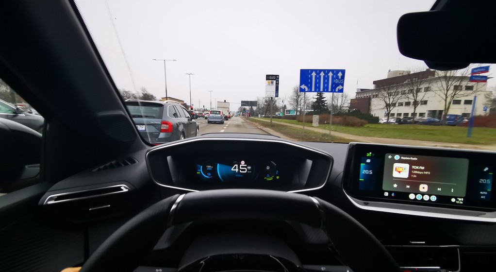 Jadąc przez miasto elektrykiem, odruchowo szukam buspasów