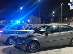 Drift na targowisku zakończył się mandatami i zatrzymanymi dowodami rejestracyjnymi