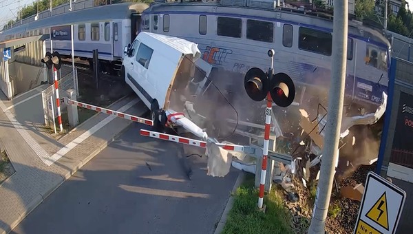 Groźny wypadek na przejeździe pod Krakowem. Pociąg przeciął dostawczaka na pół