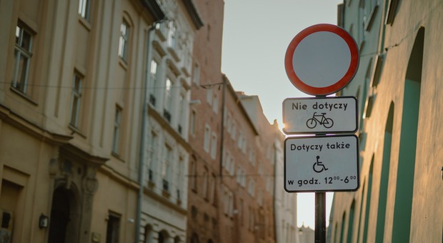 Prawo sobie przeczy, a kierowcy mają problem. Ministerstwo odpowiedziało RPO