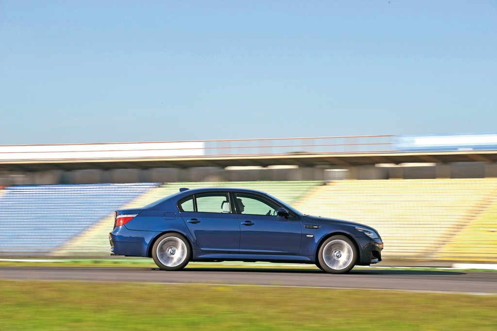 Audi RS6 kontra Mercedes E 63 AMG, BMW M5 i Jaguar XF - RockNroll, czyli 2122 KM