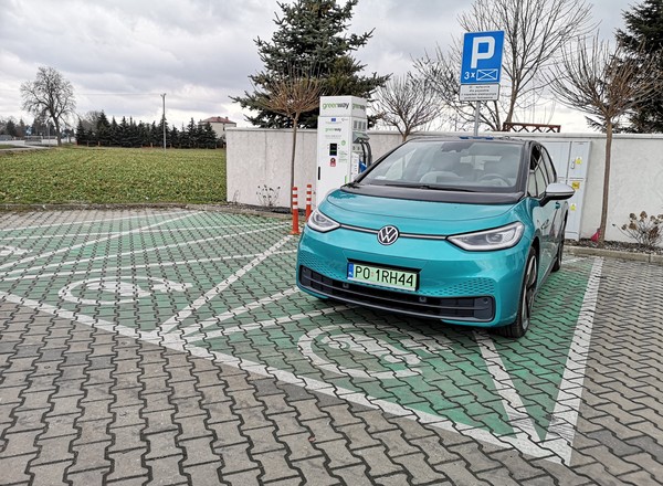 Chętniej kupujemy elektryki niż hybrydy. Przynajmniej w jednej firmie