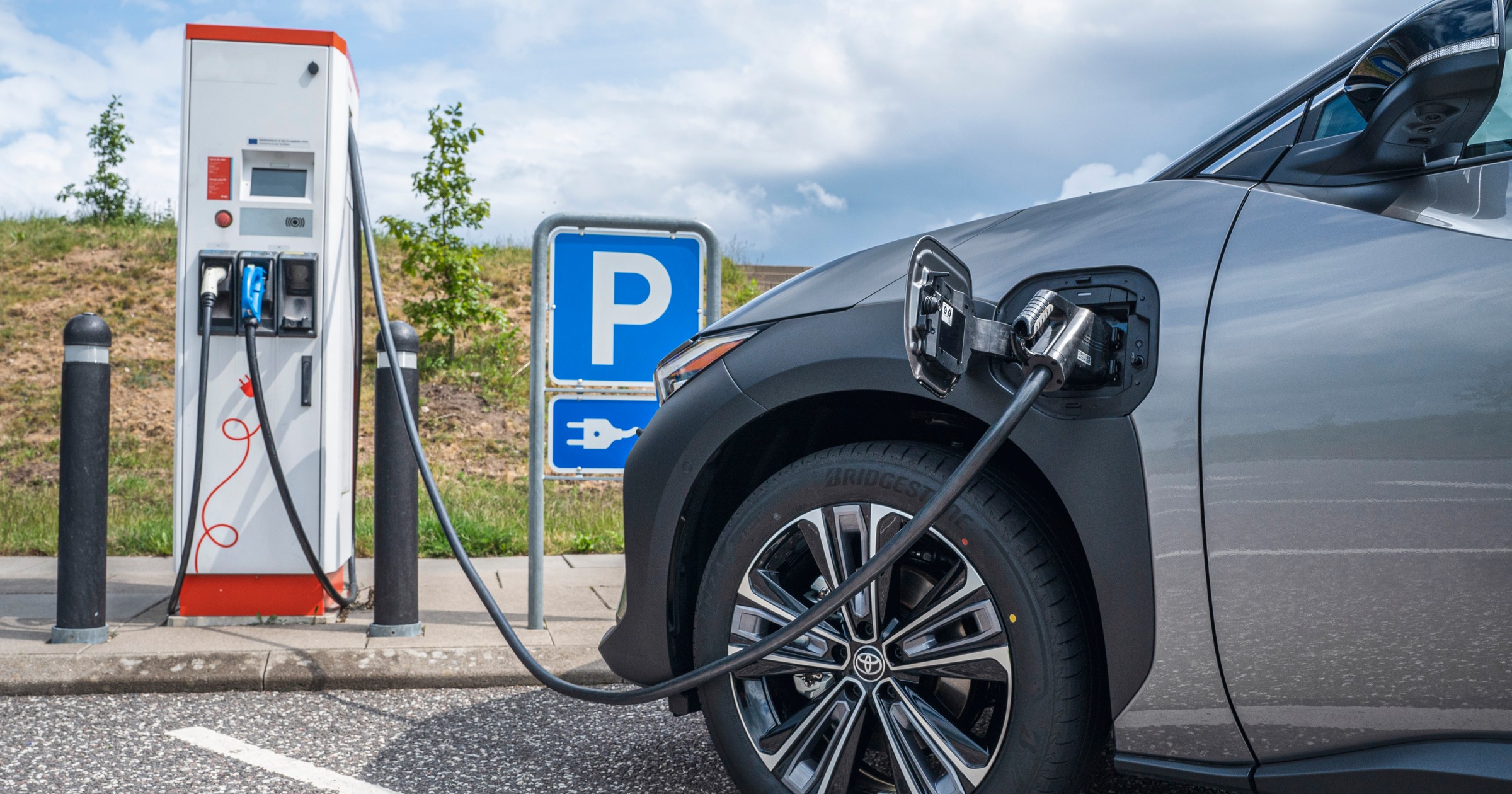 Ładowanie elektrycznej Toyoty