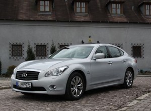 Infiniti M35h: hybryda doskonała