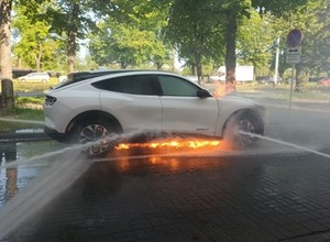 Pożar elektryka na stacji paliw w Gdańsku. Zaskakują dwie rzeczy: sposób i czas gaszenia