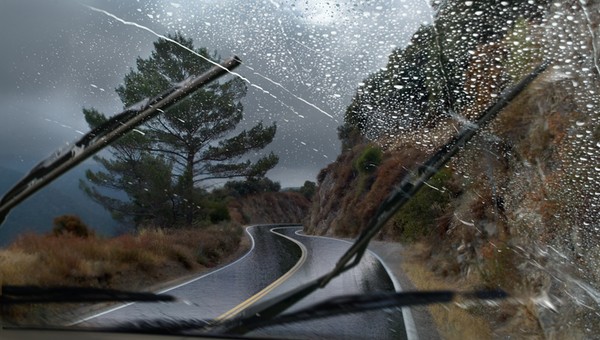 Większość kierowców obawia się jazdy w deszczu