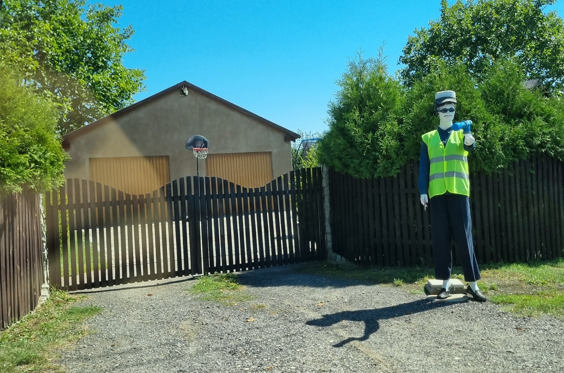 Manekin ustawiony przy drodze krajowej nr 45 pod Kluczborkiem