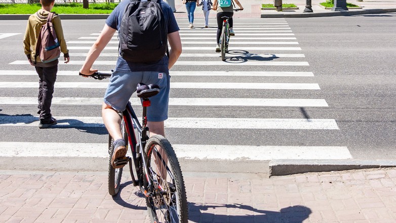 Przejazd rowerem przez przejście dla pieszych. Przepisy są w tej kwestii jasne (zdj. ilustracyjne)