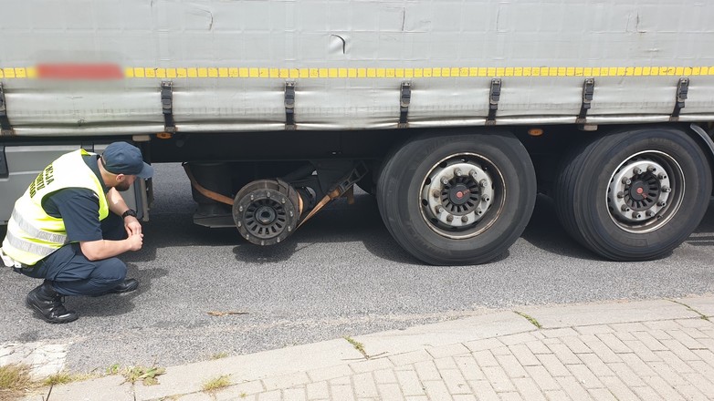 W naczepie brakowało jednego koła, a "pusta" oś została podwieszona na pasie transportowym