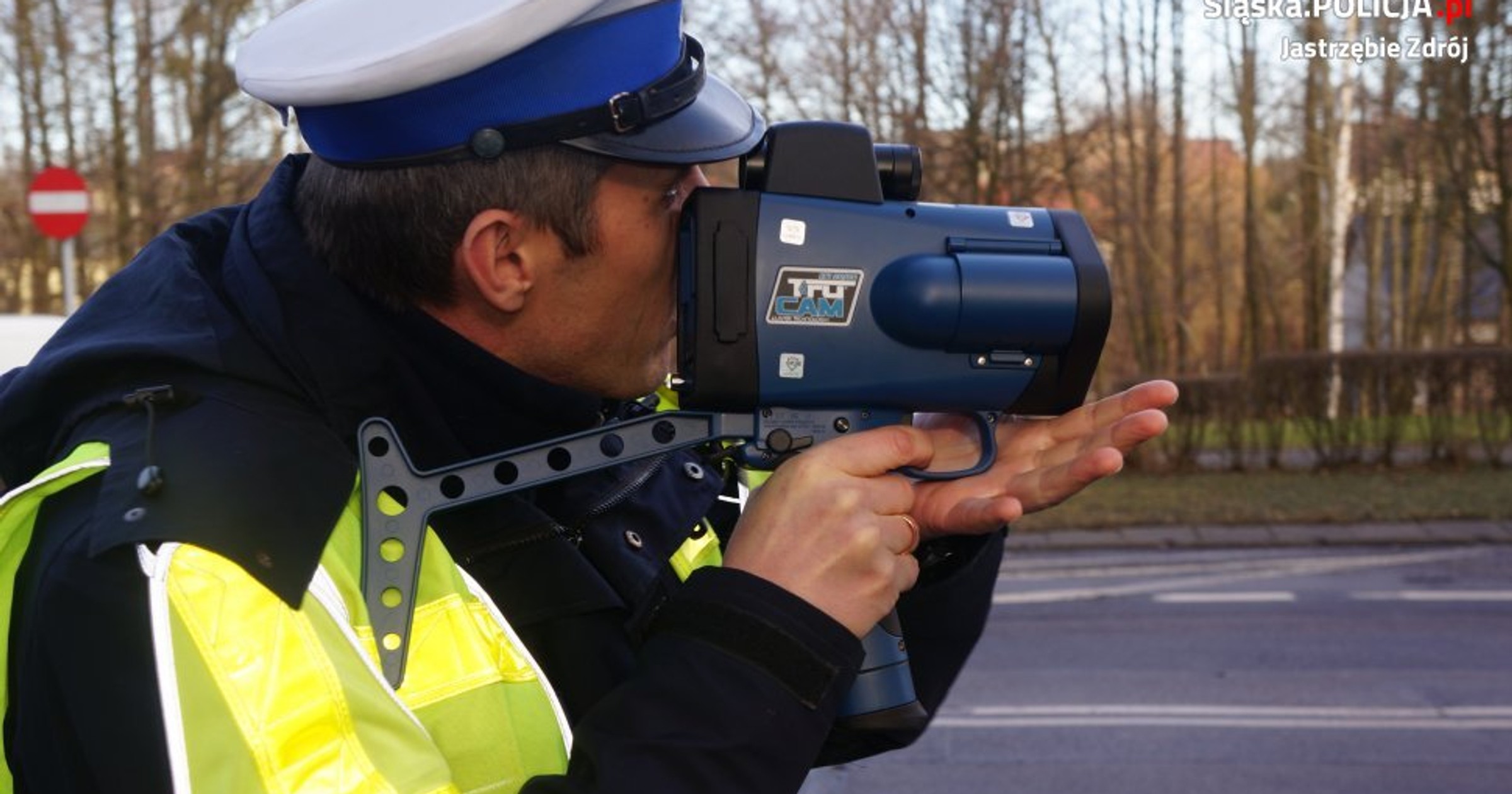 Miernik prędkości pokaże przekroczenie prędkości o 1 km na godz., a policjant może za takie wykroczenie nałożyć mandat. Takie prawo jest w Polsce