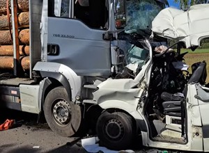 Kabina dostawczego busa złożyła się jak harmonijka. Potworny wypadek na DK22